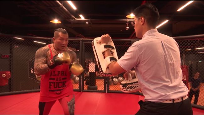 影／館長揮拳　記者被打飛、眼鏡噴地