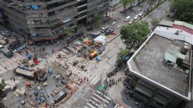 北市八德路路面塌陷
台北市光復北路、八德路口在台電施工時路面塌陷，3日已封路。施工單位緊急搶修中。
中央社記者鄭傑文攝 106年5月3日