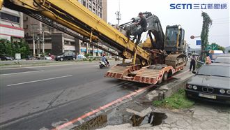 怪手漏油綿延近百公尺　釀3騎士摔車