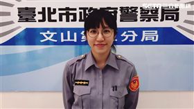 蕭姓女警發揮母愛本色，幫忙照顧林姓女毒犯的小孩，舉凡餵奶及換尿布都難不倒她（翻攝畫面）