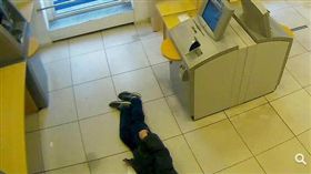 德國老翁昏倒銀行 路人見死不救／翻攝handelsblatt