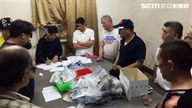 黃姓老翁在工寮內開設天九牌職業賭場，北投分局特地找來特勤中隊前後包抄，一舉逮獲黃男在內共42人，訊後依賭博罪送辦（翻攝畫面）