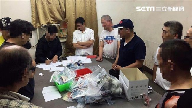 警深夜突襲工寮　賭桌上竟出現越南盾