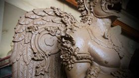 泰皇喪禮裝飾品 - 迦樓羅上居然出現知名網路品牌商標，遭到大量民眾的批翻，認為該舉非常不恰當。（圖／翻攝自網路）