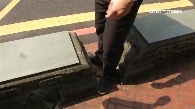 林家花園石頭椅占道　迫民眾與車爭道