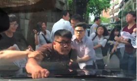 林全車隊遭大觀自救會成員包圍抗議。（保六總隊提供）