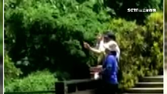 烏鬼洞灑米「施食」　詭異儀式嚇壞人