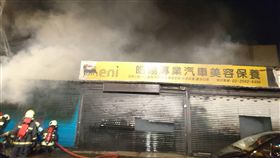 台北市消防局4日晚上9時50分獲報，在中山區農安街與吉林路口附近建築物於1樓起火，濃煙冒出，疑似有人員受困，目前已布線進入滅火。／中央社
