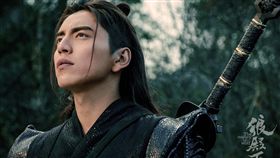 藝人王大陸（圖）首度挑戰古裝劇「狼殿下」，古裝扮
相獲好評。總製片人陳玉珊說，王大陸背古裝台詞快被
逼瘋，劇中須裝酷霸道冷言，讓愛笑的他憋得快瘋掉。
（當樂娛樂提供）