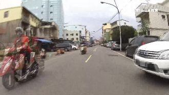 不滿遭按喇叭叫囂　駕駛持棍棒追騎士