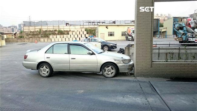開車自撞仍昏睡　他被警叫醒搜出槍毒