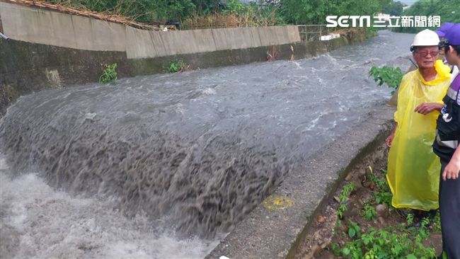 大雨遭溪水沖走　桃園3工人平安獲救