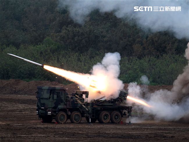 雷霆2000多管火箭砲。（記者邱榮吉/攝影）