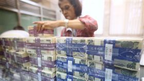 台銀擺出8億日圓現鈔 強調庫存充足（1）日圓兌新台幣創一年半低，換匯人潮湧現，外傳台銀因此鬧「日圓荒」，日圓庫存餘額不足，還得跟外銀借。
台銀總行營業處5日特別調出6億日圓現鈔擺上櫃檯，強調日圓庫存充足。圖為台銀又擺出8億日圓現鈔供媒體拍攝。中央社記者吳翊寧攝 106年5月5日 -日元-日圓-日幣-