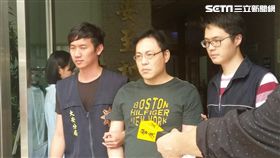 陳男開車回家時遭鄭男持刀砍殺，他左臂遭砍後返回車上拿槍，連開三槍打中鄭男右腳踝，陳男自行就醫後潛逃，今天主動向警方投案（翻攝畫面）