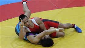 ▲全大運角力賽，台體大洪英華壓制勝，用手指向天空，「把榮耀歸於神」。（圖／台大新聞e論壇提供）