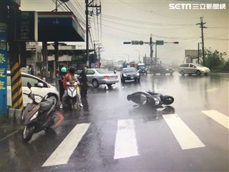 天雨路滑　騎士自摔撞上汽車慘死