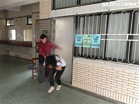 新店高中同學進行濃煙體驗。（圖／翻攝畫面）