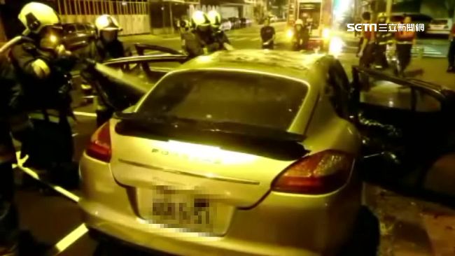 1038萬跑車停路旁　半夜起火自燃