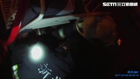 消防人員用油壓破壞器材，撐開搖椅間縫。（圖／翻攝畫面）