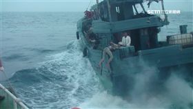 休漁期也來？陸漁船越界捕撈　海巡射震撼彈登船逮人
SOT