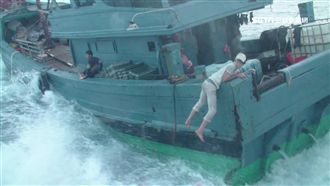 陸漁船又越界　海巡射震撼彈登船逮人