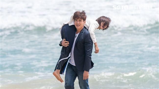 怕蔡黃汝被浪捲走　楊一展超帥扛上岸