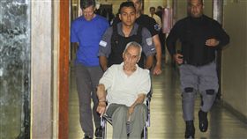 遭控神父被送往法庭。（圖／美聯社）