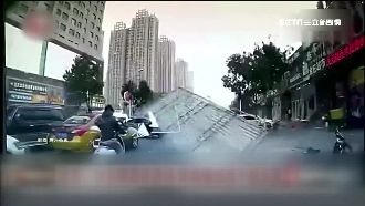 10級風肆虐！騎士等紅燈被招牌砸飛