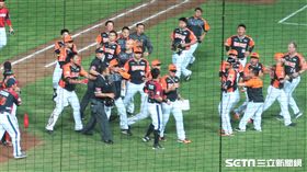 桃猿、統一8局下二度衝突。（圖／記者王怡翔攝）