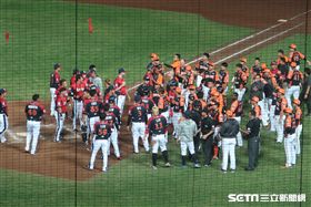 桃猿、統一8局下二度衝突。（圖／記者王怡翔攝）