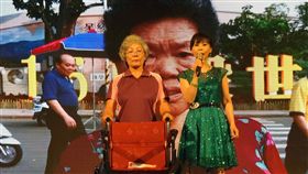 81歲罹癌的黃張款獲選十大傑出愛心媽媽，卻於6日頒獎前3天過世，主辦單位保留獎牌和獎座，由志工推著空蕩蕩輪椅上台領獎，傷心的母親節頒獎儀式讓現場十分感傷。／中央社