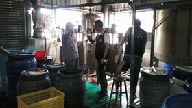 水溝滿江紅　食品廠違法製抗凝血劑（2） 無黨籍屏東縣議員蔣月惠6日上午在屏東市頭前溪前進 里大排水溝發現溝裡的水滿江紅，立刻向屏東縣環保局 舉報，經查發現是食品廠違法製抗凝血劑，正深入調查 中。 圖／中央社