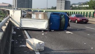 小貨車爆胎失控翻覆　駕駛遭拋飛喪命
