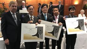 巴黎發明展  台灣兩14歲發明家獲表揚
台灣發明家組團參加今年巴黎雷平發明展，除獲11金和一項特別獎外，主辦單位還特別表揚兩名14歲的國中生發明人郭宇新（右1）和張鈞翔（右2）。
中央社記者曾依璇巴黎攝  106年5月6日