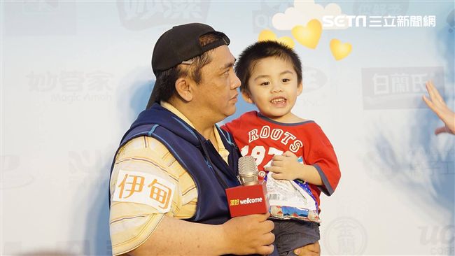 他獨拉拔三位遲緩兒…爸爸母親節快樂