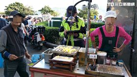 警方到淡水老街取締違規攤販。（圖／翻攝畫面）