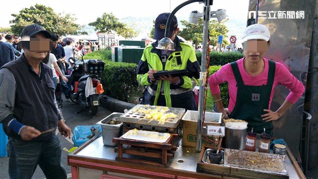 還路於民！　淡水警掃蕩違規攤販