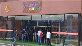 大陸學生太聽話  台師要他們學習當叛徒
來自台灣的朱景美（右），因擔心台灣的大學教職縮編
，來到大陸江蘇的淮陰工學院設計藝術學院教書。她說
，大陸學生太過聽話 ，因此告訴這些學生「在藝術上
應該要學習當『叛徒』」。
中央社記者張淑伶淮安攝 