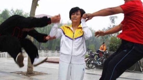 影／超狂！太極大媽一揮手震飛10人