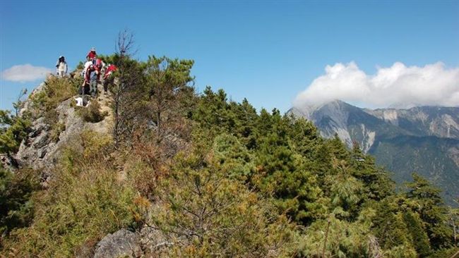 19人登山團受困恐龍塔　向外界求援