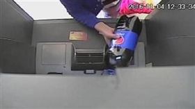 婦人,詐騙,可樂,ATM,自動櫃員機,電話詐騙,銀行帳戶,轉帳　圖／翻攝自重慶晚報微博　https://goo.gl/NsHkgk