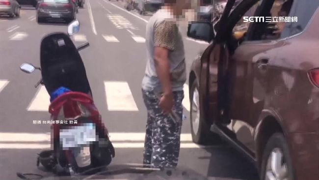 行車糾紛爆火氣　騎士當街揮舞雙截棍
