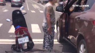 行車糾紛爆火氣　騎士當街揮舞雙截棍