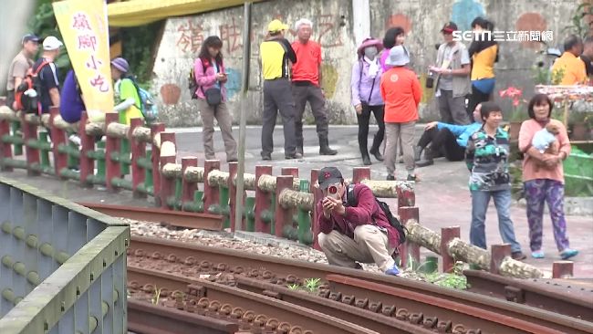 台鐵支線班次少　遊客闖鐵道玩命拍照