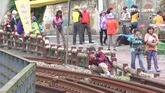 台鐵支線班次少　遊客闖鐵道玩命拍照
