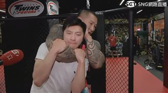 獨／面對館長擒拿壓制　記者無力掙脫