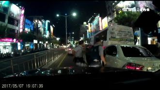勒索車主付款贖車　警肉搏擋車慘骨折