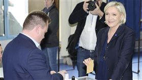 法國極右派總統候選人瑪琳．雷朋和交往7年的男友、民族陣線副黨魁艾利奧（圖／美聯社／達志影像）