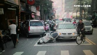 老翁誤踩油門逆向衝　對向機車全撞倒